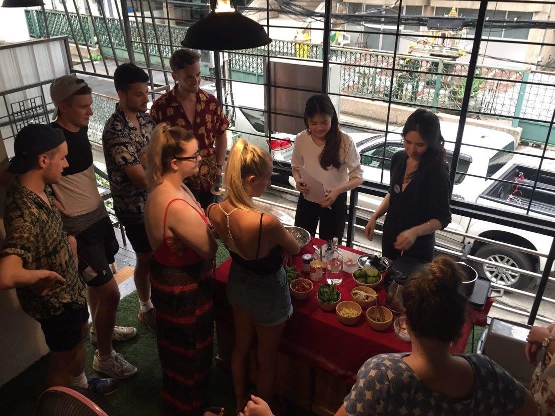 Good One Poshtel & Cafe Bar Vandrehjem Bangkok Eksteriør billede