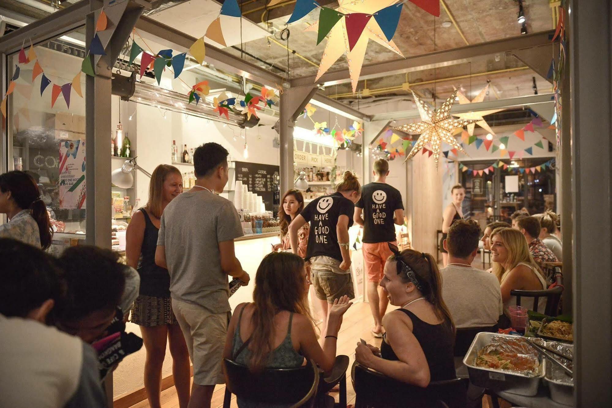 Good One Poshtel & Cafe Bar Vandrehjem Bangkok Eksteriør billede