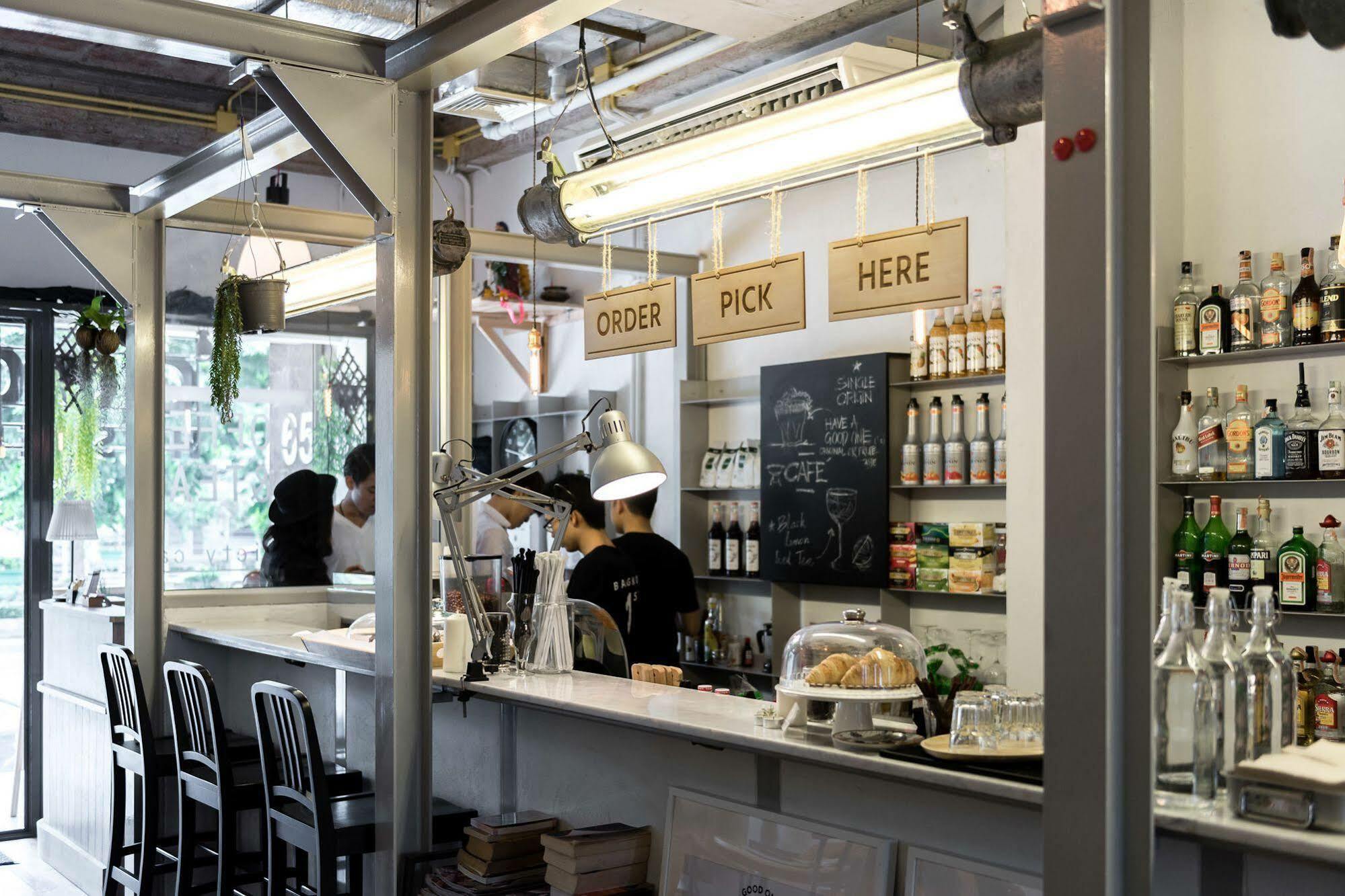 Good One Poshtel & Cafe Bar Vandrehjem Bangkok Eksteriør billede